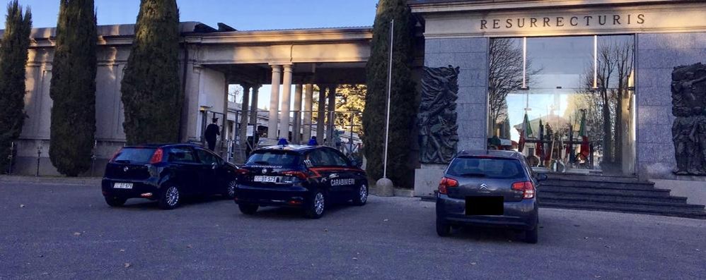 Carate Brianza carabinieri al cimitero