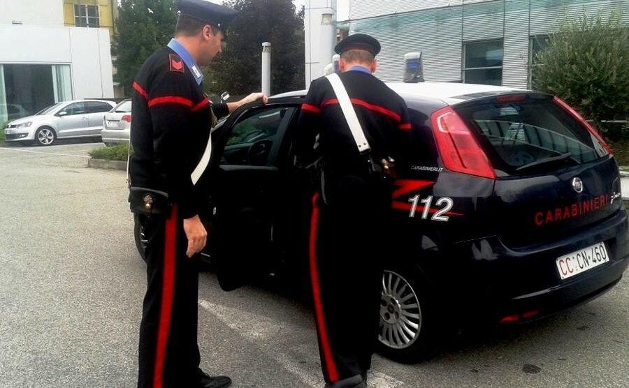 Cesano Maderno: aggredisce la madre 80enne e spezza una mano a suo padre