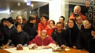 Giussano: Delpini a Casanostra Giussano mentre lascia un messaggio sul diario di casa