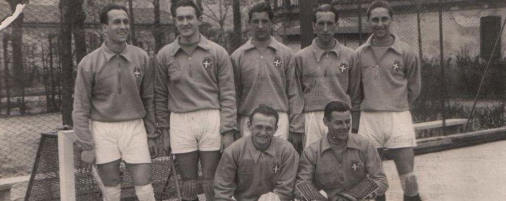 La Nazionale nel 1940. Il secondo in piedi è Luigino Kullman; il primo accosciato è Mario Massironi