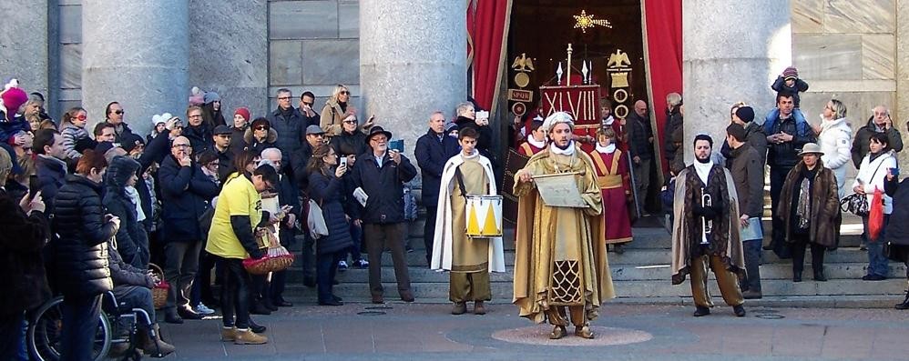 Seregno - L'uscita dalla Basilica del corteo dei Magi