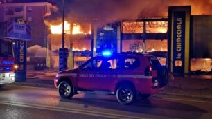 Incendio  a Varedo, brucia negozio di giocattoli