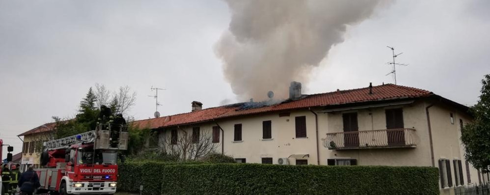 Aicurzio L'incendio alla cascina Restelli