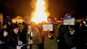 Lissone, centinaia di persone al tradizionale falò di Sant’Antonio