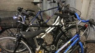 Lissone biciclette in divieto davanti alla stazione