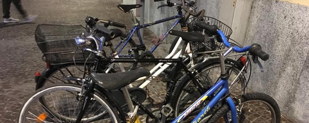 Lissone biciclette in divieto davanti alla stazione