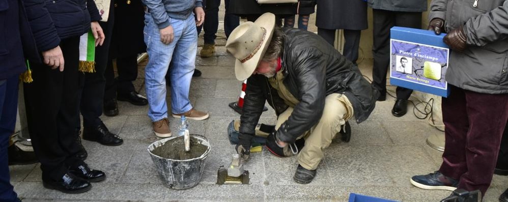 Posa della prima pietra d’inciampo a Lissone, all’entrata del campo della Pro