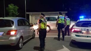 Un controllo della polizia locale di Monza