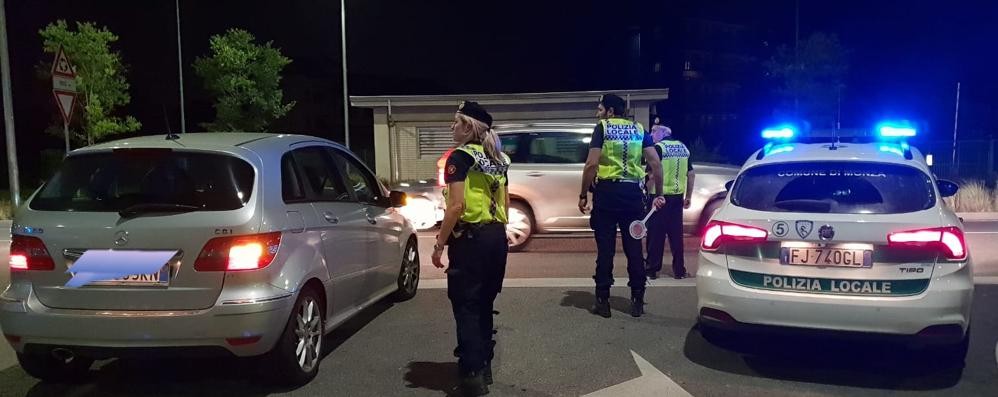 Un controllo della polizia locale di Monza