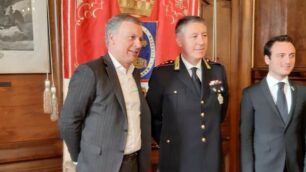 Il sindaco Dario Allevi con il nuovo comandante Pietro Curcio e l’assessore Federico Arena