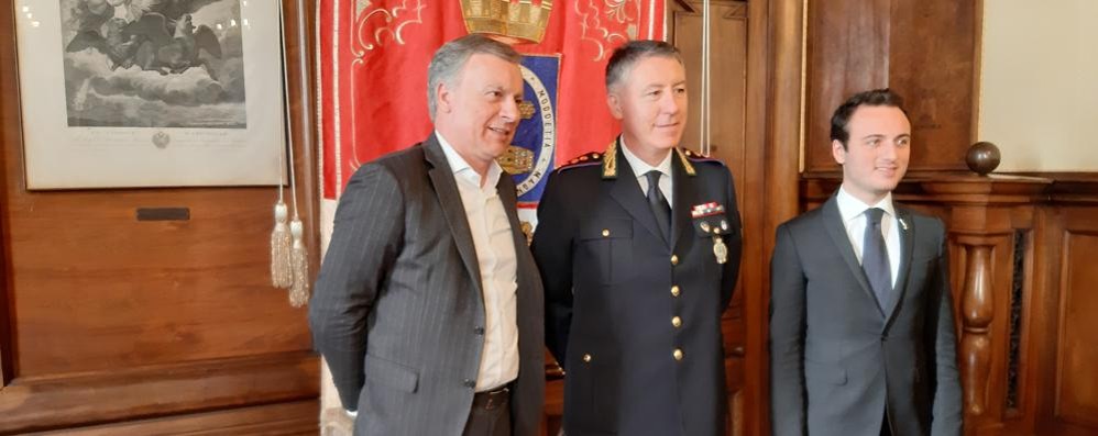 Il sindaco Dario Allevi con il nuovo comandante Pietro Curcio e l’assessore Federico Arena