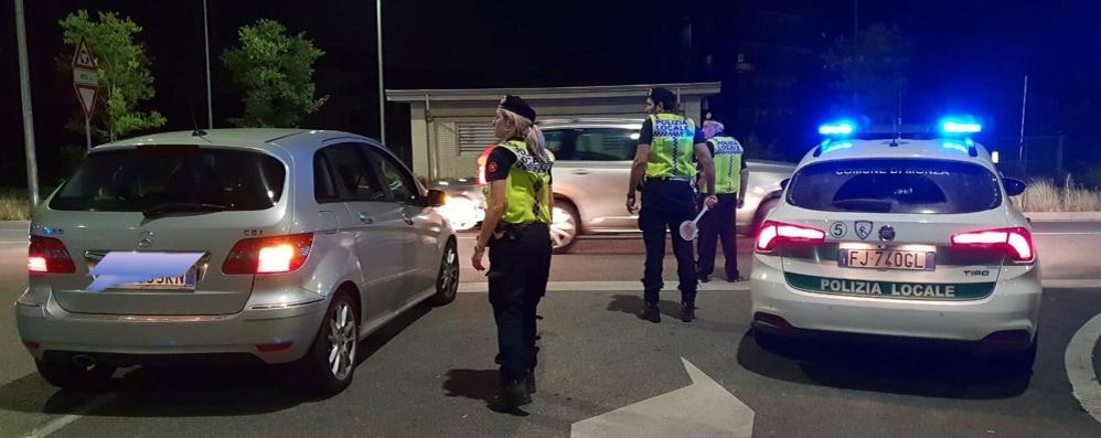 Un posto di blocco della polizia locale di Monza