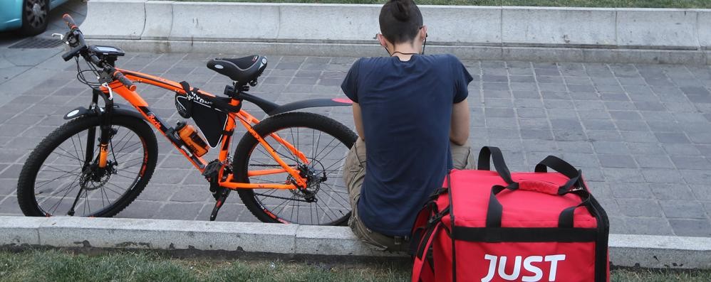 Un rider in un momento di riposo. Il digital food è in crescita