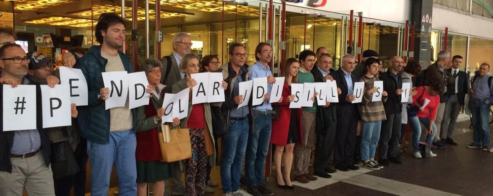 Un falsh mob dei pendolari in stazione Garibaldi alla fine dello scorso anno