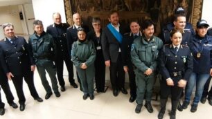 Foto di gruppo degli agenti con il comandante e il presidente della Provincia