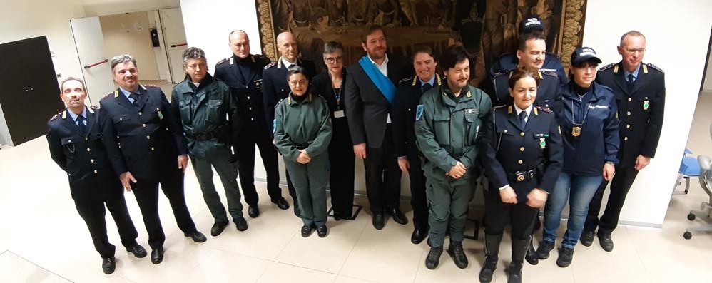 Foto di gruppo degli agenti con il comandante e il presidente della Provincia