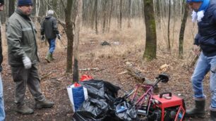Il sindaco di Ceriano e alcun volontari con parte dei rifiuti trovati nel parco