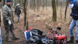 Il sindaco di Ceriano e alcun volontari con parte dei rifiuti trovati nel parco