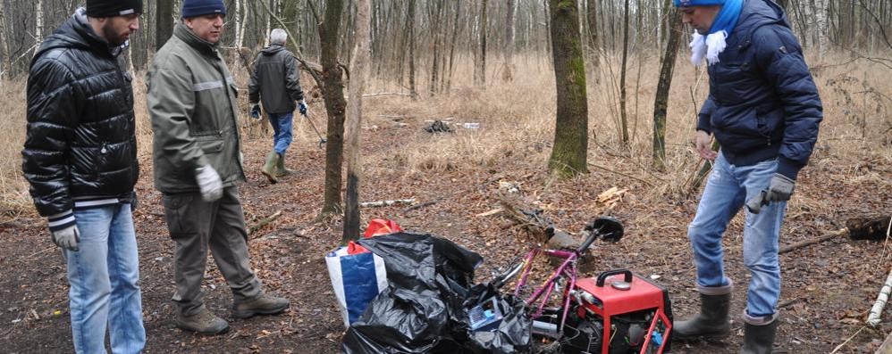 Il sindaco di Ceriano e alcun volontari con parte dei rifiuti trovati nel parco