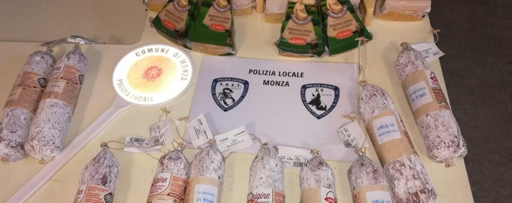 Ruba parmigiano e salami alla Coop di Monza: rintracciato e denunciato