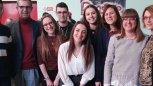 VERSARI GLI E STUDENTI CON LE PROFESSORESSE Chiara Toffoletto e Chiara Riboldi