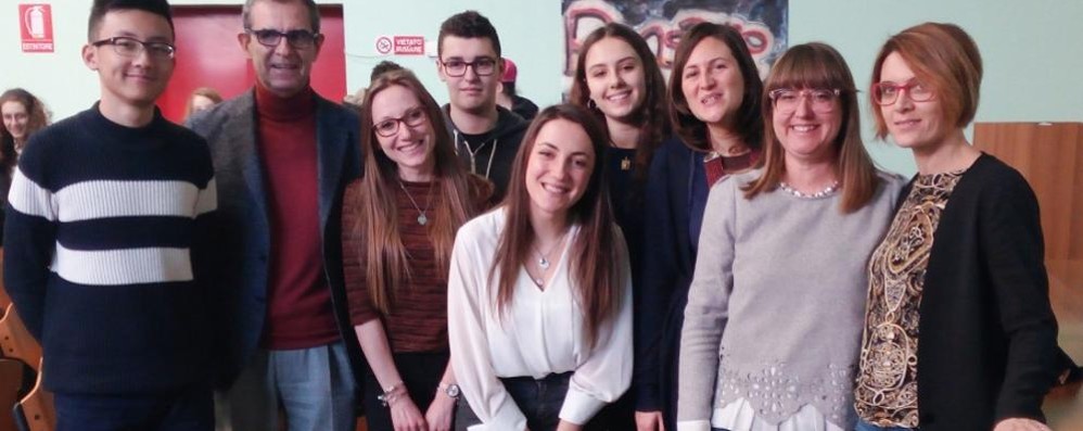 VERSARI GLI E STUDENTI CON LE PROFESSORESSE Chiara Toffoletto e Chiara Riboldi