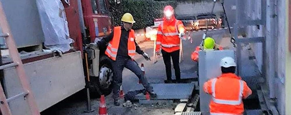 Seregno - Una squadra al lavoro in occasione di uno dei recenti blackout