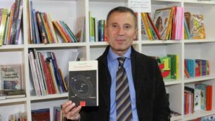 Il seregnese Vincenzo Falbo, 58 anni, che ha anticipato di 4 anni la Nasa con le ricerche su Plutone Nelle sue mani il libro "Giù le mani da Plutone"