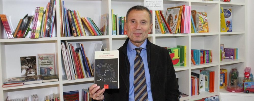 Il seregnese Vincenzo Falbo, 58 anni, che ha anticipato di 4 anni la Nasa con le ricerche su Plutone Nelle sue mani il libro "Giù le mani da Plutone"