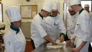 Docenti e studenti dell'alberghiero Ballerini mentre preparano il "pane della memoria " ( foto Volonterio)