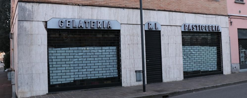 Uno degli storici negozi che hanno abbassato le saracinesche nel quartiere di Santa Valeria