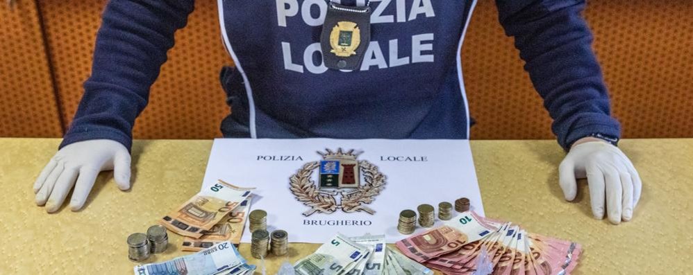 Droga e denaro che erano in possesso dell’arrestato