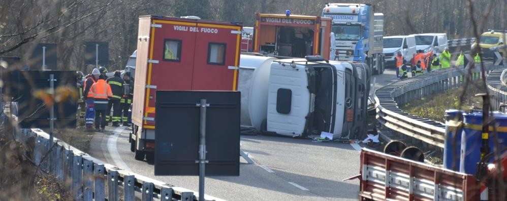 Incidente Statale 36 a Robbiano: intervento sull’autocisterna ribaltata in Valassina