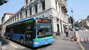 Un autobus a Monza vicino a largo Mazzini