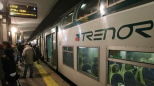 Un treno diretto a Lecco fermo alla stazione di Monza