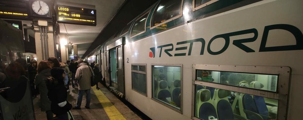 Un treno diretto a Lecco fermo alla stazione di Monza