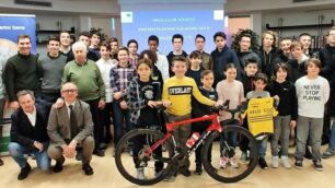 Atleti, dirigenti, autorità schierati per la presentazione della stagione e della nuova maglia al Museo del Ciclismo, al Ghisallo