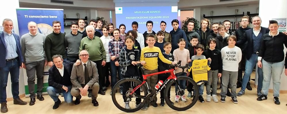 Atleti, dirigenti, autorità schierati per la presentazione della stagione e della nuova maglia al Museo del Ciclismo, al Ghisallo
