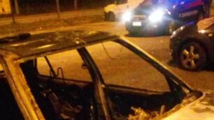 L’auto bruciata davanti alla  Rovagnati