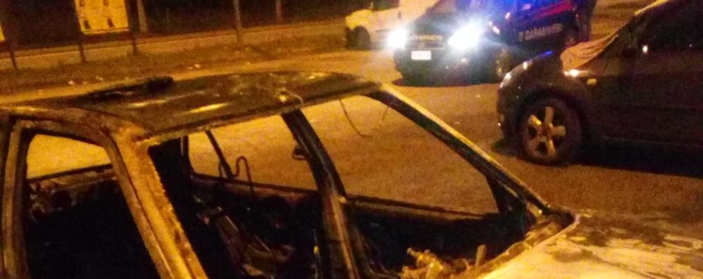 L’auto bruciata davanti alla  Rovagnati