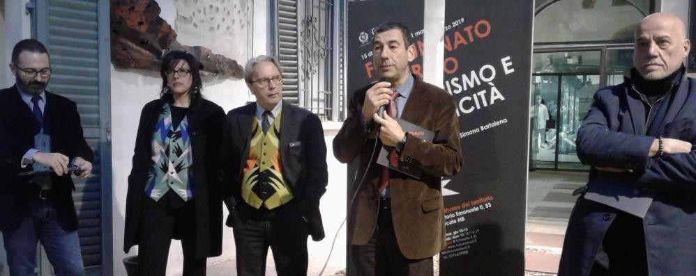 Nella foto di presentazione, da sinistra: Massimo Pesenti, conservatore Must, i curatori Simona Bartolena e Maurizio Scudiero, il sindaco Francesco Sartini, l'assessore alla cultura Emilio Russo.