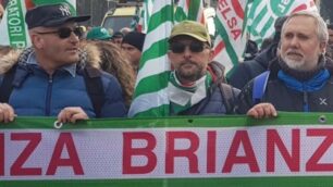 Alcuni dei manifestanti brianzoli in piazza San Giovanni a Roma. Qui i manifestanti dietro lo striscione della Cisl Monza Brianza Lecco