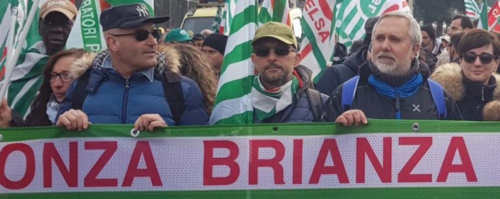 Alcuni dei manifestanti brianzoli in piazza San Giovanni a Roma. Qui i manifestanti dietro lo striscione della Cisl Monza Brianza Lecco