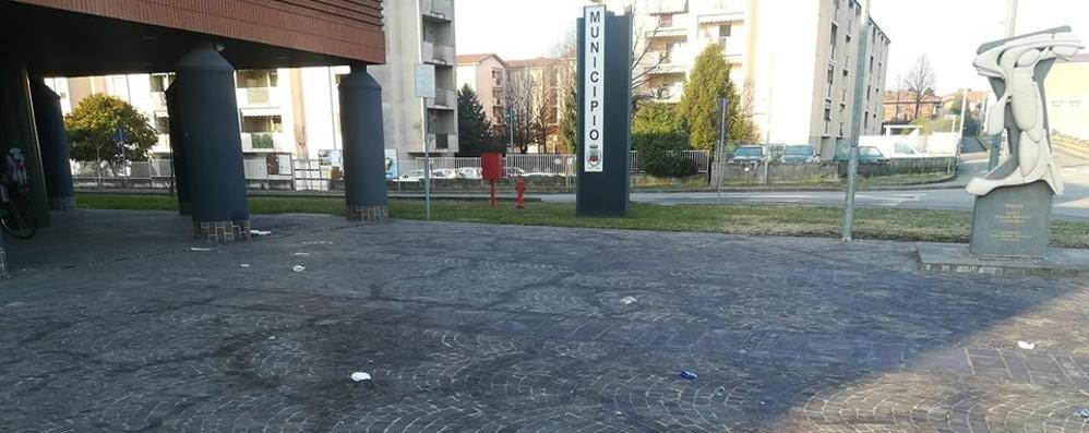 Il piazzale davanti al municipio di Bernareggio