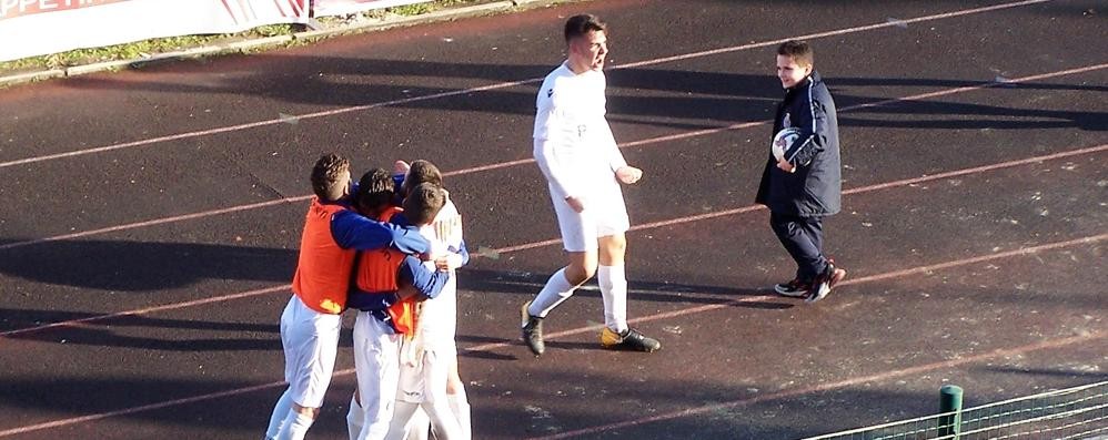 Calcio, Seregno: l'esultanza dopo il gol decisivo di Artaria