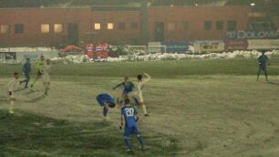 Seregno - Una fase del match a metà campo