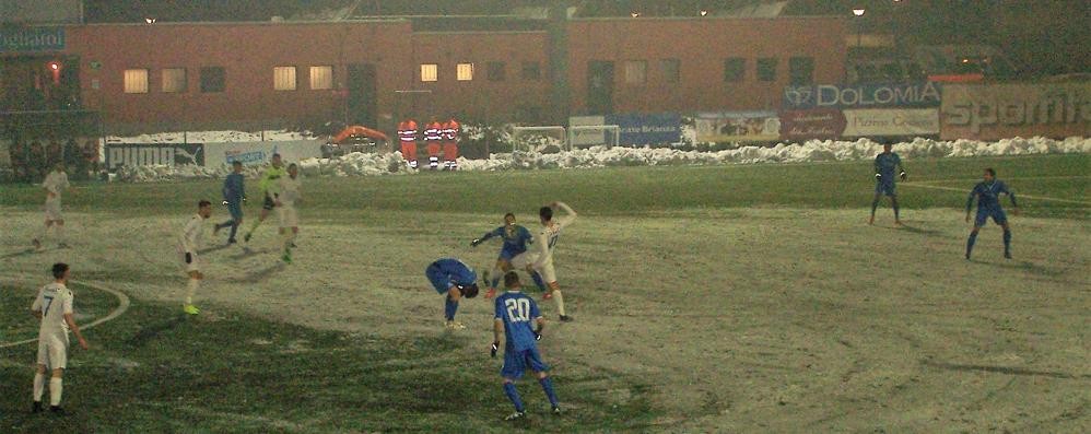 Seregno - Una fase del match a metà campo