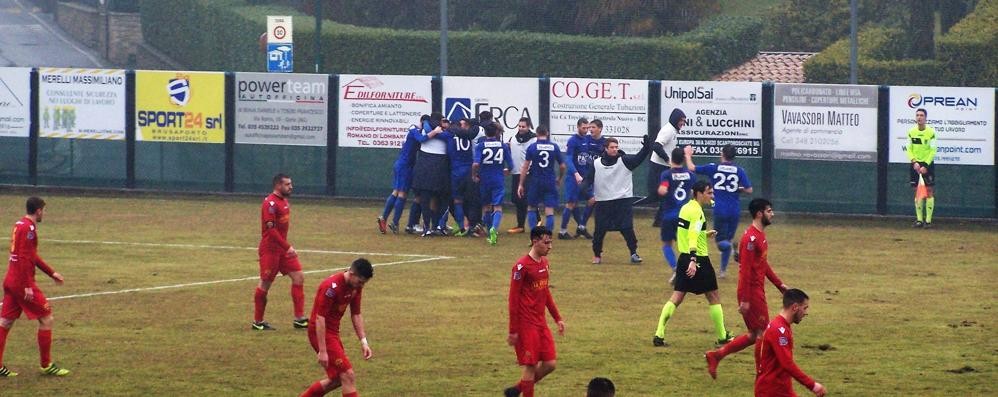 Calcio, l'esultanza del Seregno dopo il gol di Artaria