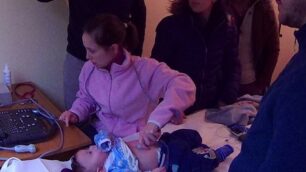 Valentina Giuli in Kosovo con un piccolo paziente
