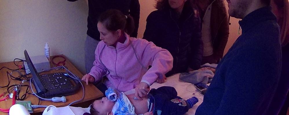 Valentina Giuli in Kosovo con un piccolo paziente
